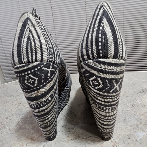 Madden Girl by Steve Madden navy & grey wedges Sz 7.5 - Picture 3 of 8